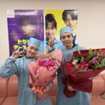 Rina Kawaei Instagram - となりのナースエイド クランクアップしました💐 毎日笑いの絶えない明るい現場でした。 尊敬する共演者の皆さん いつも温かく迎えてくださるスタッフの皆さん 本当にありがとうございました☺︎ 約3ヶ月間、やりきったーー！！ 噛みまくった「手術」と言うワードを もう言わなくなるのかと思うと少し寂しいですが 澪のように、私も前向きに頑張っていこうと思います。 最高なバディ🤝🏻まひろくんと📷 今夜22時最終回です！ テレビの前で見届けてくださると嬉しいです🤍 @tonari_ntv