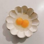 Rina Kawaei Instagram - コロッケ作ろうと思って買い物行ったのにじゃがいも買い忘れました 色々買いすぎて重すぎて右手内出血しました 目痒すぎてかきむしったらものもらいできました でも割った卵が双子でした なんか、ありがとね🥚