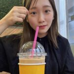 Rina Kawaei Instagram - お久しぶりです！ 久しぶりに親友と会いました☺︎ ヘアピンの付け方教えてもらったんだけど え、でこ大丈夫そ？ってなりました 2.3枚目はもらったビスケットでブラウニー🧸 ヒビ入りすぎてない？ で2つ食べちゃってるよ 4枚目は海に行ったとき🏖️の、足、笑 青白さ凄いし足で貝殻探したから爪終わったけど 楽しいGWを満喫しました✌︎