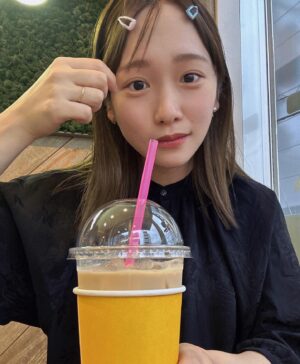 Rina Kawaei Instagram - お久しぶりです！
久しぶりに親友と会いました☺︎
ヘアピンの付け方教えてもらったんだけど
え、でこ大丈夫そ？ってなりました
2.3枚目はもらったビスケットでブラウニー🧸
ヒビ入りすぎてない？
で2つ食べちゃってるよ
4枚目は海に行ったとき🏖️の、足、笑
青白さ凄いし足で貝殻探したから爪終わったけど
楽しいGWを満喫しました✌︎