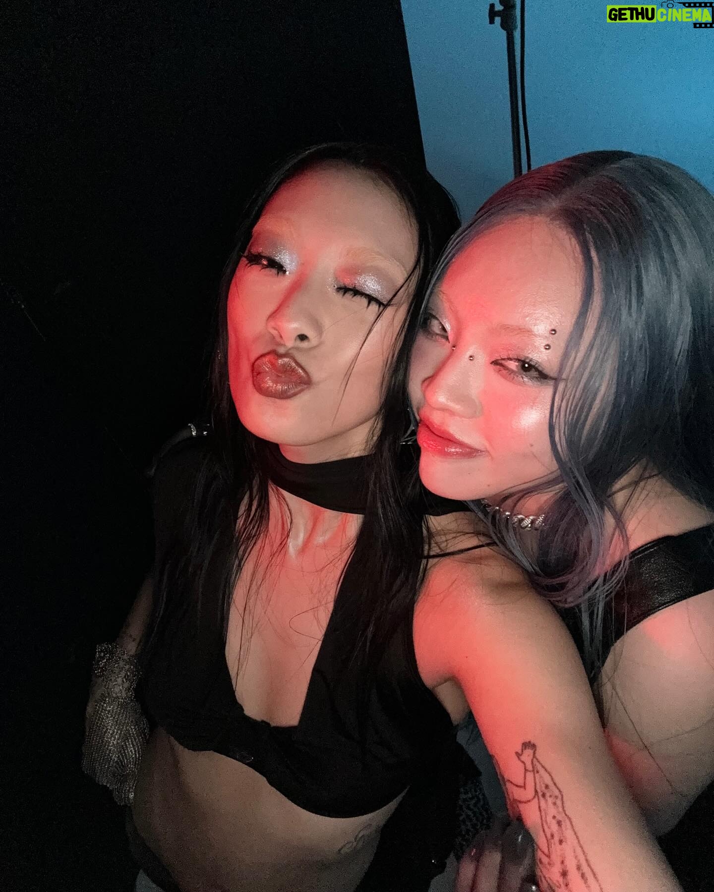 Rina Sawayama - 3 Likes - Behind the scenes of our art cover shoot ! Love u @minachanxx 💋
舞台裏映像も公開したよー!ちゃんみな大好き!!❤️