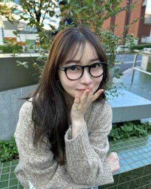 Rino Sashihara Instagram - 私服❣️（3枚目が私服わかりやすいです〜）

カラコン・グローブラウン（ #qoo10メガ割 で先行発売中！）（２枚目がわかりやすいです！）
リップ・ダーティーローズヒップ（ブルベースの夏の方、好きだと思う！）と、リップライナーのギグルベージュで上唇アゲてます。
チーク・アンバーローズ（をハイライトみたいに）
シャドウ・ピンクスワン（これもブルベースの方に！）

（よろしくお願いします！）