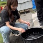 Rino Sashihara Instagram – うなぎ頂いたり、うなぎ掴んだり、カフェに行ったり、時計を買ったり。

2枚目、私服わかりやすいかもです👌
このTシャツ、私のこと応援してくださってる方からしたら何年着てるんだよっていう。。なんとも言えない質感で好きな、古着のSlipknotT。
このデニムもやっぱり好きでよく履くLevi’s。スニーカーはSNKRSで初めて当たった！だけどシソンヌ長谷川さんとおそろいで、ショック！

時計2本目⌚️デカ時計サイコー！
うなぎ掴む時、びびって外しちゃった。
時計つけたまま、うなぎ掴めたら本物だな

カラコンは今日発売のクリスタルブルーム。
だけど質感わかりにくいー！めちゃかわいいのにー！
メンションにたくさんレポしてくださってるのがあるので見てください☺️🫶先着でノベルティの持ち運びできるアクセサリーポーチもついてくるかも！いそげー！
（ @topards_official で対象ショップ調べてからぜひ！）