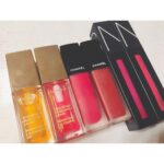 Rino Sashihara Instagram – 複数買いリップ。﻿
﻿
⭐︎CLARINS リップオイル⭐︎ハニーとキャンディー。ハニーはほぼ色つかない。保湿力用。保湿の鬼。キャンディー、かわいいピンク。同じく保湿の鬼。一本買うならキャンディー。でも一本買ったら多分もう一本買うと思う。プレゼントされたら嬉しすぎるので誕生日の女子にはこれを！﻿
﻿
⭐︎CHANEL ルージュアリュールインク⭐︎160。絶妙なオシャレピンク。中央にポンポン。154。オシャレレッド。中央にポンポン。﻿
﻿
⭐︎NARS パワーマットリップピグメント⭐︎2768。落ちない。オシャレピンク。2767。落ちない。元気なピンク。お米粒より小さいくらい口に乗せて指でポンポン。二、三回ティッシュオフするのがオススメ。実際には3色買ってるくらいお気に入り。﻿
﻿
#CLARINS #CHANEL #NARS