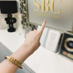 Rino Sashihara Instagram - 先日 @sbcbeauty_official で脱毛🏃‍♂️🏃‍♂️﻿ ﻿ 家で剃るの楽だよね〜﻿ シックとか最高だよね〜﻿ でもたまーに脱毛する〜﻿ ﻿ あっという間でした🙆‍♀️﻿ 痛くなさすぎて一瞬寝た﻿ お姉さん優しかった﻿ （日記）﻿ ﻿ #SBC﻿ #医療脱毛﻿ #脱毛した報告と見せかけての﻿ #バングル見せたいだけ﻿ #SBC指差して目立たせてると思いきや﻿ #バングル見せたいだけ﻿ #なんならポートレートで撮ってバングル際立たせた