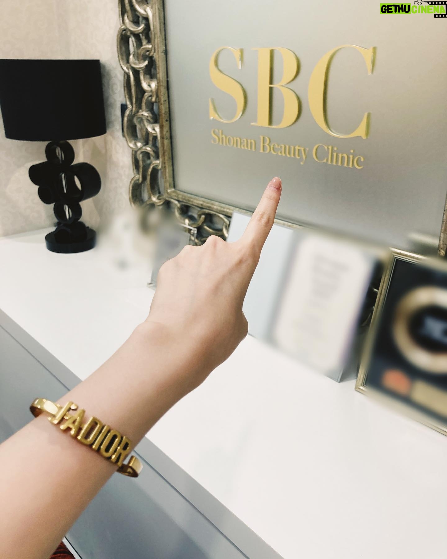 Rino Sashihara Instagram - 先日 @sbcbeauty_official で脱毛🏃♂️🏃♂️ 家で剃るの楽だよね〜 シックとか最高だよね〜 でもたまーに脱毛する〜 あっという間でした🙆♀️ 痛くなさすぎて一瞬寝た お姉さん優しかった (日記) #SBC #医療脱毛 #脱毛した報告と見せかけての #バングル見せたいだけ #SBC指差して目立たせてると思いきや #バングル見せたいだけ #なんならポートレートで撮ってバングル際立たせた