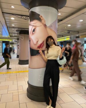 Rino Sashihara Instagram - 表参道駅に #ririmew な私がいっぱいいます〜！
なんと明日まで！告知遅すぎ！ずこー！
ぜひ間に合う方は見に行ってくださーい！

新色の感想ぜひコメントで教えてください☺️何がお好きでしたか？