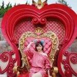Rino Sashihara Instagram - 派手めな椅子に座って複雑な顔してる。。 #ポーズだけちゃんとしてる #このポーズで合ってる ？の顔 #この椅子はこのポーズでいいのか ？の顔 #ちゃんとした表情したらよかった #2枚目の顔 #ウザい #これはこれでウザい #1枚目と2枚目の間が欲しい #上海迪士尼乐园 #ShanghaiDisneyland #上海ディズニーランド