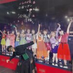 Rino Sashihara Instagram - ユニクロのトップスもsacaiのスカートもジルサンダーのバッグも全部がちょい前のもので参考にならない、そんな私服です。。後ろはプロデュースしてるアイドルなのでそこだけ参考にしてください。。 #イコラブ
