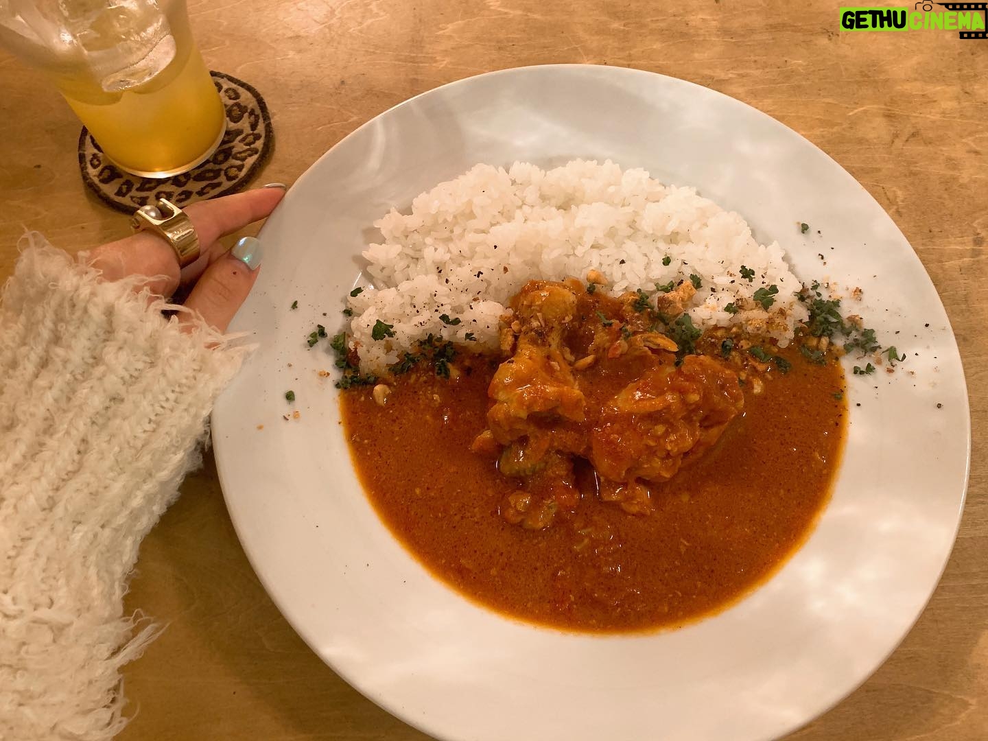 Rino Sashihara Instagram - 美味しかったカレーです。 ルーが下タイプの珍しい配置でした。 #彼氏にもらった指輪ですか?🙂 #こんなゴツい指輪くれるタイプの彼氏あんまりいない #ニットがカレーに入りそうですよ😰 #カレーが来る前にオレンジジュースほぼ飲んでますね😰 #親指のセンターにキモい怪我ありますね😰 #コースター派手ですね #ほんまそれ