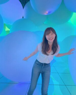 Rino Sashihara Instagram - この服、バックツイストカットトップスという名前でした。バックツイスト。私のは前面がツイストしてますね。そうです。逆でした。知らなかったです。これからも前で着ます。（涙）

#前後ろ逆に着てるとは知らない笑顔
