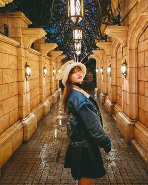 Rino Sashihara Instagram - ディズニー🎡大人４人で大はしゃぎでした🥰

ブーツはyello（３枚目全身）歩きやすい！ロングブーツならミニスカートも楽しめると信じてます😉

2枚目がメイクわかりやすいです！
カラコン→スモーキークォーツ
シャドウ→イノセントピーチ
ネイル→ロゼスパークル
チーク→アッサムティー
リップ→シナモンナッツ（11月21日発売）