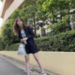 Rino Sashihara Instagram - からだすこやか茶を持って散歩しました🏃‍♂️ #パンツにアイロンかけた方がいいと思います 😣