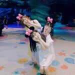 Rino Sashihara Instagram - 田中みくりんと田島めるちゃんと行ってきました。 同世代と行くと写真なんてほぼ撮らないので、写真バシバシ撮りまくる2人に圧倒されました。 撮ってる最中に、マジかこれ、、と思ったポーズがこれなんですが、2人ともSNSにこの写真載せてないので撮ったらなんか違ったんだと思います。 私の感覚間違ってなくてよかった #2人といるとおばさん #ポーズダサすぎ #世紀末ダサいポーズ #地獄 #闇に葬られた写真
