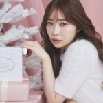 Rino Sashihara Instagram - #ririmew からクリスマスコフレのお知らせです！⛄️ キラキラすぎるラメシャドウパレット、キラキラネイル、深みのあるレッドのグロス🍷、便利な自立する小さめポーチ🧍セットで発売です！11月21日発売🎂 とにかくアイシャドウがキラッキラのギラッギラで、最高の冬になること間違いなし〜！冬はニットにキラキラ〜！！！🔥🔥 広島でポップアップショップも行います🫶11月1日から5日までです！こちらでコフレの先行販売も行います！ コフレ、前回は即完売だったので今回は多めに用意してもらいました🙇 今年は公式ECサイトに加え、ロフト・プラザ・＠ cosme TOKYO・@ cosme OSAKAでも発売致します（※ロフト・プラザは一部店舗） お楽しみに！きらっきらの冬おくりましょうー⛄️