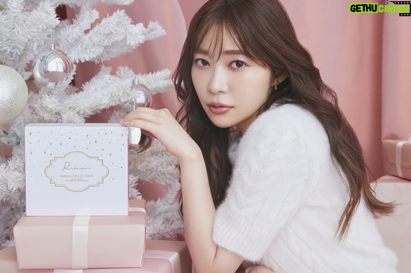 Rino Sashihara Instagram - #ririmew からクリスマスコフレのお知らせです!⛄️ キラキラすぎるラメシャドウパレット、キラキラネイル、深みのあるレッドのグロス🍷、便利な自立する小さめポーチ🧍セットで発売です!11月21日発売🎂 とにかくアイシャドウがキラッキラのギラッギラで、最高の冬になること間違いなし〜!冬はニットにキラキラ〜!!!🔥🔥 広島でポップアップショップも行います🫶11月1日から5日までです!こちらでコフレの先行販売も行います! コフレ、前回は即完売だったので今回は多めに用意してもらいました🙇 今年は公式ECサイトに加え、ロフト・プラザ・@ cosme TOKYO・@ cosme OSAKAでも発売致します(※ロフト・プラザは一部店舗) お楽しみに!きらっきらの冬おくりましょうー⛄️