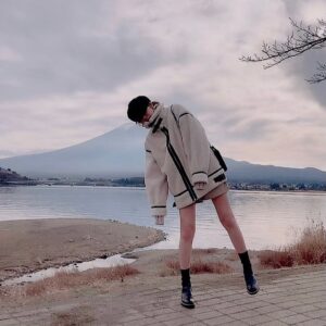 Rino Sashihara Instagram - ちょっと前に富士山見に行きました。﻿
（という自分を撮りに行きました）﻿
﻿
#同じブーツと同じバッグしか持っていません