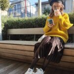 Rino Sashihara Instagram - めずらしく私服 ニット（去年の） #Rito スカート（去年の） h&m スニーカー（いきりちらし） #prada #adidas 撮影 #oppo 持ってる携帯 #oppo