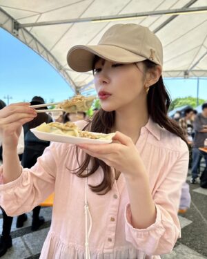 Rino Sashihara Instagram - #クラフト餃子フェス
行ってきました🥟

1枚目 ZARAのワンピース🥟
2枚目 大分の餃子🥟
3枚目 全部美味しかった🥟

3人で行ったからたくさん食べられた🥟