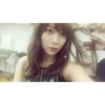 Rino Sashihara Instagram – 最近の髪色はもっぱらピンクです。今は落ちてきたので赤みがかったベージュて感じかなあ。3週間に1回を3回くらい行けるとピンクも定着しやすいですよ!行くのめんどくさいけど。わたしは行ってないけど。lovest青山の渋谷さんにやってもらってます。