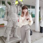 Rino Sashihara Instagram - 先日、大分に帰省していました☺️﻿ ﻿ ﻿ お母さんがたくさん写真撮ってくれたんだけど「ここがいいやん！」とどうも写真映えしないところの横にやけに立たせてきました。﻿ ﻿ ﻿ 私服タグ付けしてます。﻿ ユニクロのやつ楽すぎてこれしか履きたくない。﻿ ハイウエスト好きにおすすめです。﻿ ﻿ ﻿ #1枚目﻿ #どうにか素敵に撮れてますようにの顔﻿ #澄ましてアイスコーヒー飲むなの声﻿ #2枚目﻿ #勝算のない顔﻿ #これ絶対に変な写真だなの顔﻿ #諦めたらそこで試合終了ですよの声﻿ #キャリーバッグ気になる﻿ #わたしの〜🥳﻿ #お前のかいの声