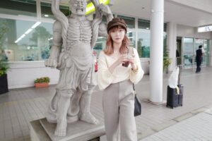 Rino Sashihara Instagram - 先日、大分に帰省していました☺️﻿
﻿
﻿
お母さんがたくさん写真撮ってくれたんだけど「ここがいいやん！」とどうも写真映えしないところの横にやけに立たせてきました。﻿
﻿
﻿
私服タグ付けしてます。﻿
ユニクロのやつ楽すぎてこれしか履きたくない。﻿
ハイウエスト好きにおすすめです。﻿
﻿
﻿
#1枚目﻿
#どうにか素敵に撮れてますようにの顔﻿
#澄ましてアイスコーヒー飲むなの声﻿
#2枚目﻿
#勝算のない顔﻿
#これ絶対に変な写真だなの顔﻿
#諦めたらそこで試合終了ですよの声﻿
#キャリーバッグ気になる﻿
#わたしの〜🥳﻿
#お前のかいの声