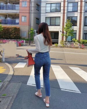 Rino Sashihara Instagram - インスタ動かそうと思って急いで道で撮ったんですけど、テーマなさすぎるのでいつか消すかもしれませんが、でもコメントありがとうございます！（日本語）

mame×UNIQLO、お友達がくれました。ありがとう！正面うつさないスタイル！左端気になる！（通行人の方、消した方がいいのかしらと思って消したら変になりました！）