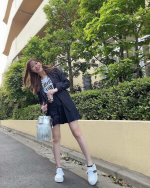 Rino Sashihara Instagram - からだすこやか茶を持って散歩しました🏃‍♂️
#パンツにアイロンかけた方がいいと思います 😣