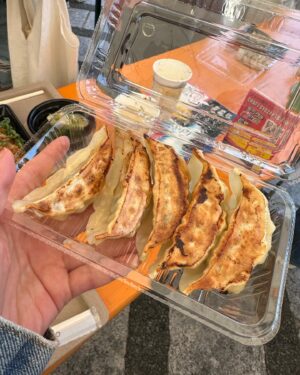 Rino Sashihara Instagram - #クラフト餃子フェス
行ってきました🥟

1枚目 ZARAのワンピース🥟
2枚目 大分の餃子🥟
3枚目 全部美味しかった🥟

3人で行ったからたくさん食べられた🥟