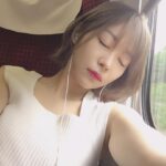 Rino Sashihara Instagram - ちょ、ちょっと待って〜！マネージャーに寝顔とられてたんですけど〜！！😂😂 朝早かったからすっぴんだし😂やば #ゴリゴリ自撮り #ゴリゴリメイク #捏造