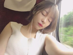 Rino Sashihara Instagram - ちょ、ちょっと待って〜！マネージャーに寝顔とられてたんですけど〜！！😂😂
朝早かったからすっぴんだし😂やば

#ゴリゴリ自撮り
#ゴリゴリメイク
#捏造