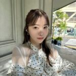 Rino Sashihara Instagram - どっちが好きな顔！とか特にないんですけど…こっち側ばかりですみません…次こそ… この服は「ちょっとしたパーティー用」に買ったんですがそんな機会もなく、という服です。 カラコン、オパール シャドウ、ティーローズ グリッター、オンリーミー チーク、シェルピンク リップ、ピンクバター （ペンシルのギグルベージュでオーバーリップにしてます）