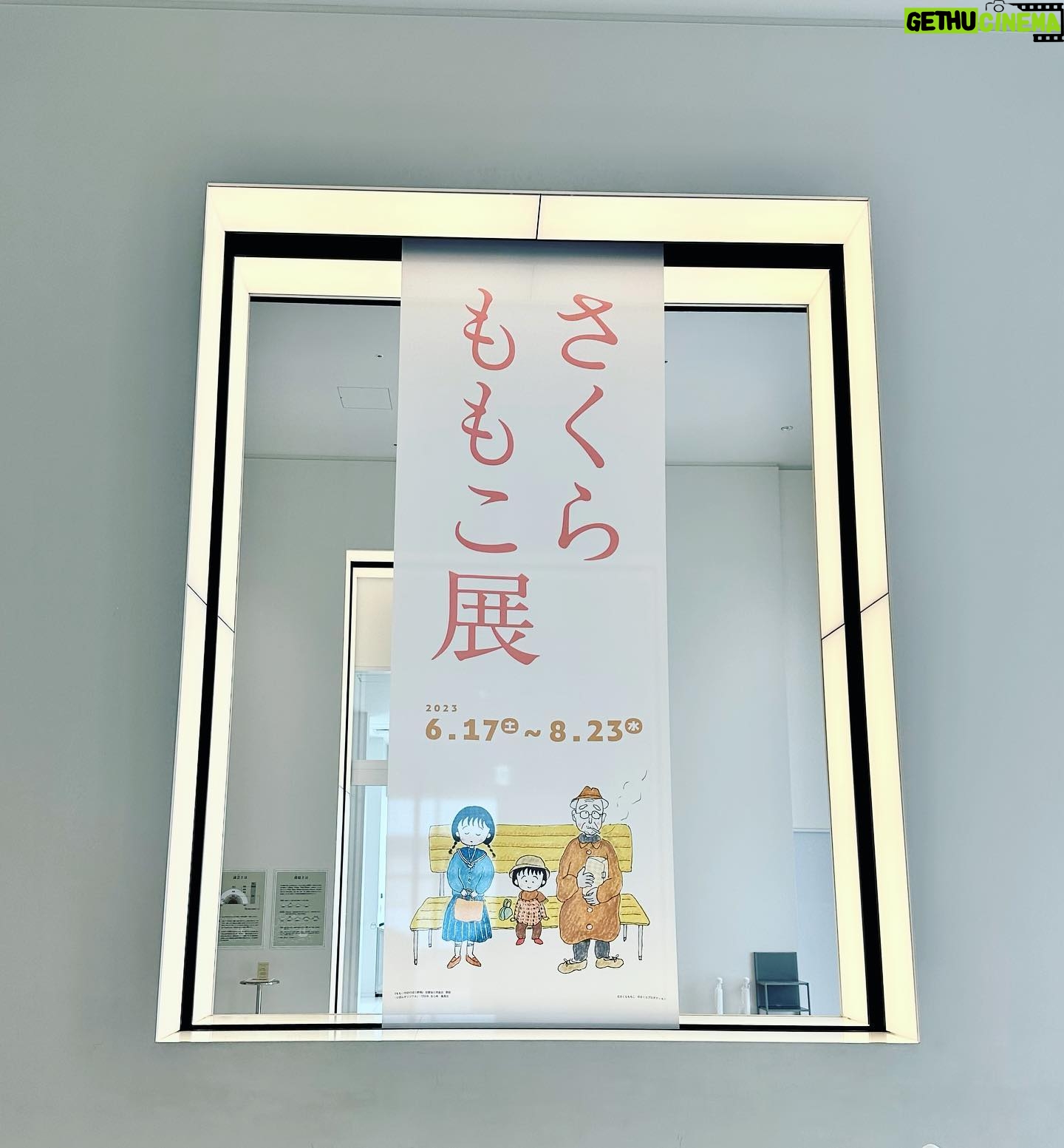 Rino Sashihara Instagram - #さくらももこ展 東京で開催中は、行けなかったので静岡に行ってきました!👏 とにかく大好きなさくらももこ先生。子供の頃は読書が苦手で、唯一読めるのがさくら先生のエッセイでした。特に好きなエッセイは「あのころ」シリーズ、世界あっちこっちめぐり、そういうふうにできている、宝石物語、ハコイリ娘。(これは好き×好きのコラボなので絶対)かなあ。たくさんありすぎて。 あー!胸がいっぱいです。 ちびまる子ちゃんの原画も、表紙や扉絵の質感も、「本当に描いてるんだ…」となりました。(当たり前) とにかく言葉では言い表せないくらい幸せな空間だったなあ。 あっちこっちめぐりの文庫本あったから買っちゃったよ。家に単行本あるのに。グッズもたくさん買ってしまいました。お気に入りはおてもやんの缶バッジ。 本当にワクワクしたー。 帰ったらエッセイたくさん読んじゃおう。 初めてさわやかのハンバーグも食べました!おいしかった。