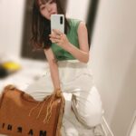 Rino Sashihara Instagram - すみません、珍しく1日2回投稿。。﻿ もはや夏服の供養です。これで載せ忘れなくなりました。﻿ ﻿ そしてまさかのパンツもバッグも同じです。﻿ トップス違いです。でもトップス同じブランドです。というわけでほぼ同じスタイリングです。載せる意味なし。まじで供養です。﻿ ﻿ パンツは通販あるあるの、よく知らないブランドの名前でした。。多分海外系の通販で買ったんだと思います。。安いやつ。﻿ ﻿ #鏡汚いですね﻿ #そこ玄関なんですか﻿ #座っていいくらい綺麗なんですか﻿ #綺麗なところに靴で上がるんですか