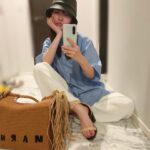 Rino Sashihara Instagram - 夏服も撮ってたんですがすっかりアップし忘れてました。。もはや参考にもならないし、ウインクのつもりで半目ですけど、よかったら表情だけでも真似してください。﻿ ﻿ #未だにこのカゴバッグ使ってる﻿ #もう季節的に無理