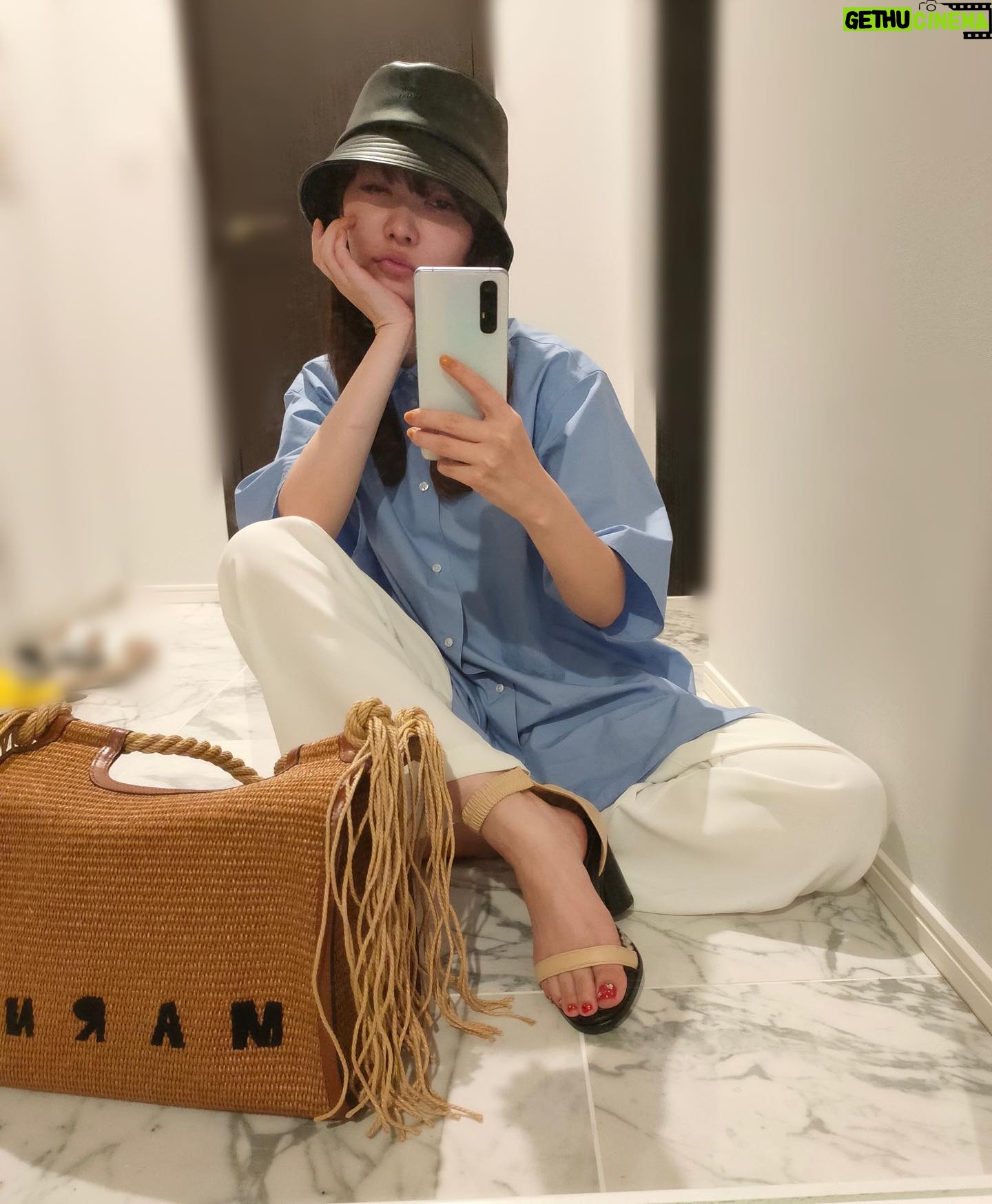 Rino Sashihara Instagram - 夏服も撮ってたんですがすっかりアップし忘れてました。。もはや参考にもならないし、ウインクのつもりで半目ですけど、よかったら表情だけでも真似してください。 #未だにこのカゴバッグ使ってる #もう季節的に無理
