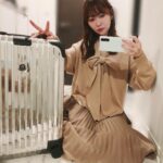 Rino Sashihara Instagram - 海外旅行とか普段行かないのに、こうなると行きたくなりますねえ。。﻿ ﻿ ニットは公式のルックだとタイにしてるんですけど、なんか似合わなくてリボンにしちゃいました。﻿ ﻿ シルバーのキャリーかっこいいです。いただき物。お気に入り。﻿ ﻿ #MONCLERRIMOWA﻿ #目潰しポーズ