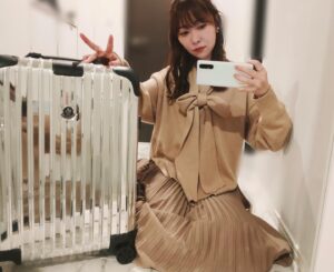 Rino Sashihara Instagram - 海外旅行とか普段行かないのに、こうなると行きたくなりますねえ。。﻿
﻿
ニットは公式のルックだとタイにしてるんですけど、なんか似合わなくてリボンにしちゃいました。﻿
﻿
シルバーのキャリーかっこいいです。いただき物。お気に入り。﻿
﻿
#MONCLERRIMOWA﻿
#目潰しポーズ