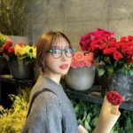 Rino Sashihara Instagram - 私服です〜。（3、4枚目） 花買って大爆笑。 ユニクロのこのバッグお気に入りです！ たくさん入る❣️ カラコン・ルチルドロップ リップ・カヌレブラウンをポンポンとつけました！ チーク・アッサムティー。目元にも使ってみた。アイホールに！