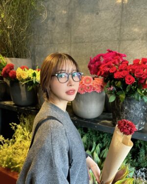Rino Sashihara Instagram - 私服です〜。（3、4枚目）
花買って大爆笑。

ユニクロのこのバッグお気に入りです！
たくさん入る❣️

カラコン・ルチルドロップ
リップ・カヌレブラウンをポンポンとつけました！
チーク・アッサムティー。目元にも使ってみた。アイホールに！