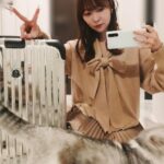 Rino Sashihara Instagram - 海外旅行とか普段行かないのに、こうなると行きたくなりますねえ。。﻿ ﻿ ニットは公式のルックだとタイにしてるんですけど、なんか似合わなくてリボンにしちゃいました。﻿ ﻿ シルバーのキャリーかっこいいです。いただき物。お気に入り。﻿ ﻿ #MONCLERRIMOWA﻿ #目潰しポーズ