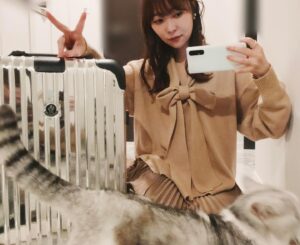 Rino Sashihara Instagram - 海外旅行とか普段行かないのに、こうなると行きたくなりますねえ。。﻿
﻿
ニットは公式のルックだとタイにしてるんですけど、なんか似合わなくてリボンにしちゃいました。﻿
﻿
シルバーのキャリーかっこいいです。いただき物。お気に入り。﻿
﻿
#MONCLERRIMOWA﻿
#目潰しポーズ