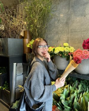 Rino Sashihara Instagram - 私服です〜。（3、4枚目）
花買って大爆笑。

ユニクロのこのバッグお気に入りです！
たくさん入る❣️

カラコン・ルチルドロップ
リップ・カヌレブラウンをポンポンとつけました！
チーク・アッサムティー。目元にも使ってみた。アイホールに！