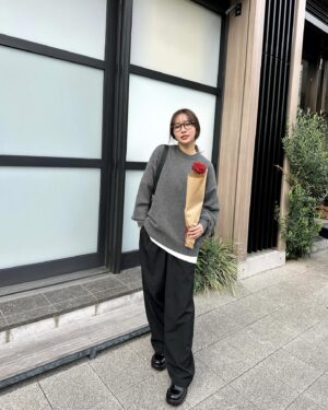 Rino Sashihara Instagram - 私服です〜。（3、4枚目）
花買って大爆笑。

ユニクロのこのバッグお気に入りです！
たくさん入る❣️

カラコン・ルチルドロップ
リップ・カヌレブラウンをポンポンとつけました！
チーク・アッサムティー。目元にも使ってみた。アイホールに！