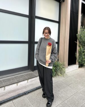 Rino Sashihara Instagram - 私服です〜。（3、4枚目）
花買って大爆笑。

ユニクロのこのバッグお気に入りです！
たくさん入る❣️

カラコン・ルチルドロップ
リップ・カヌレブラウンをポンポンとつけました！
チーク・アッサムティー。目元にも使ってみた。アイホールに！