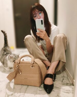 Rino Sashihara Instagram - 仕事行く服﻿
サテンパンツ楽です﻿
﻿
#3年前に秋元さんにお誕生日プレゼント用で買ったPRADAのTシャツ﻿
#タイミング逃して渡せず
#3年越しで遂に自分が着た﻿
#鏡撮り慣れてきて遂に上級者の顔﻿
#やかましい