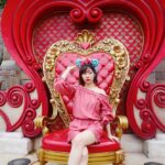 Rino Sashihara Instagram - 派手めな椅子に座って複雑な顔してる。。 #ポーズだけちゃんとしてる #このポーズで合ってる ？の顔 #この椅子はこのポーズでいいのか ？の顔 #ちゃんとした表情したらよかった #2枚目の顔 #ウザい #これはこれでウザい #1枚目と2枚目の間が欲しい #上海迪士尼乐园 #ShanghaiDisneyland #上海ディズニーランド