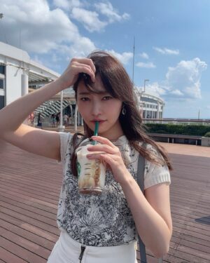 Rino Sashihara Instagram - めちゃくちゃ強風の日にフラペチした

#フラペチ
#初めて聞く響き
