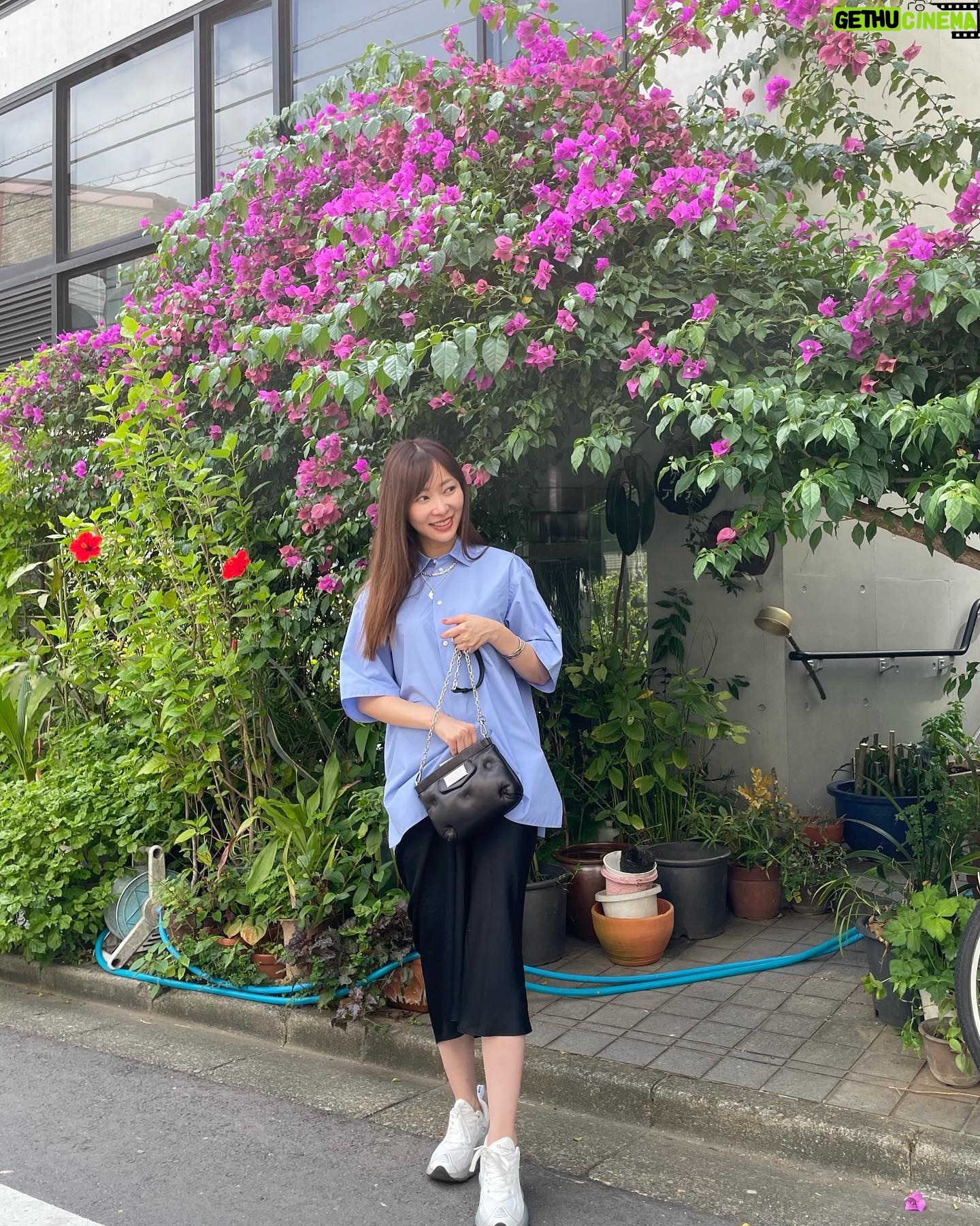 Rino Sashihara Instagram - 花の前で気まずそうな私です。