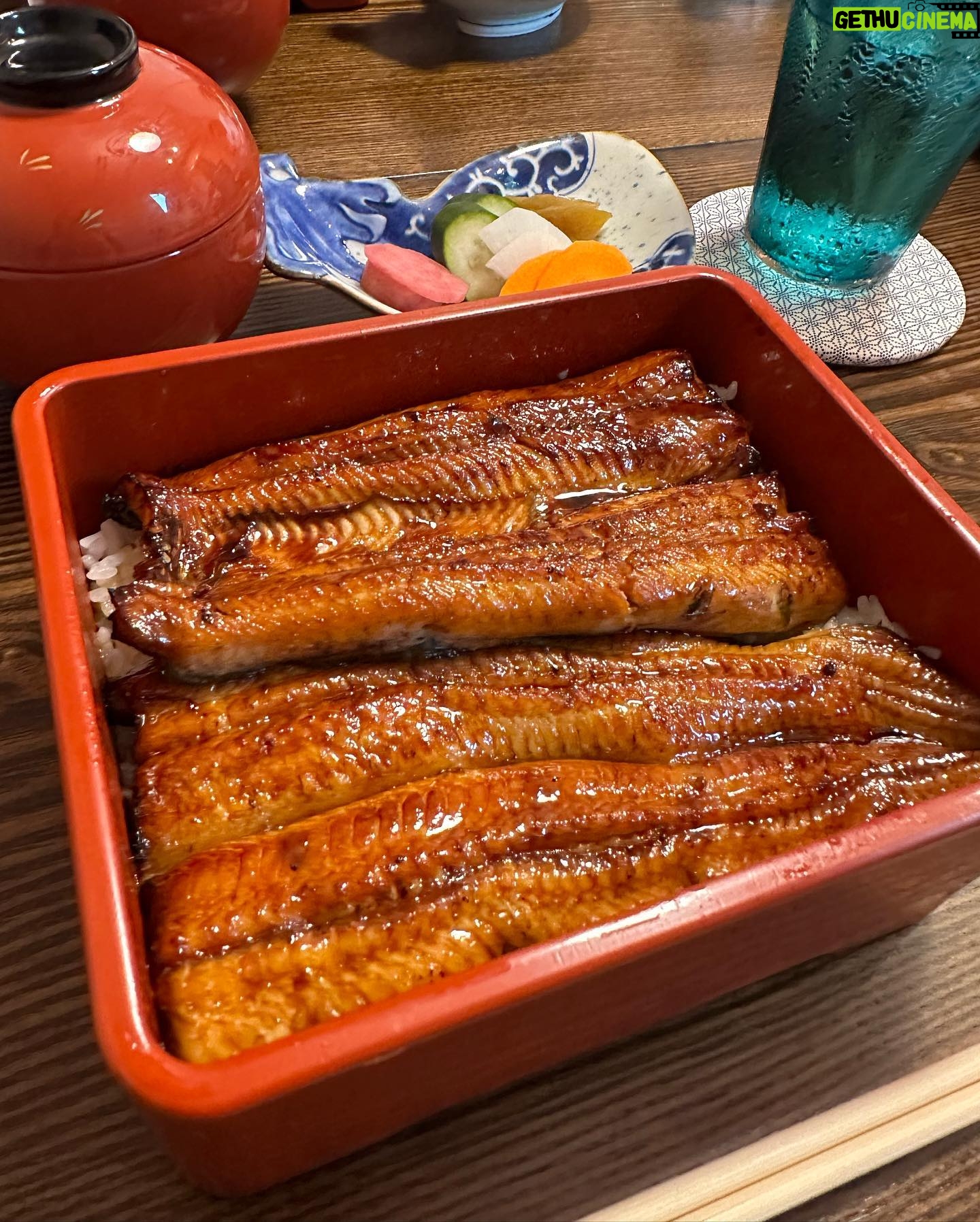 Rino Sashihara Instagram - うなぎ頂いたり、うなぎ掴んだり、カフェに行ったり、時計を買ったり。 2枚目、私服わかりやすいかもです👌 このTシャツ、私のこと応援してくださってる方からしたら何年着てるんだよっていう。。なんとも言えない質感で好きな、古着のSlipknotT。 このデニムもやっぱり好きでよく履くLevi's。スニーカーはSNKRSで初めて当たった!だけどシソンヌ長谷川さんとおそろいで、ショック! 時計2本目⌚️デカ時計サイコー! うなぎ掴む時、びびって外しちゃった。 時計つけたまま、うなぎ掴めたら本物だな カラコンは今日発売のクリスタルブルーム。 だけど質感わかりにくいー!めちゃかわいいのにー! メンションにたくさんレポしてくださってるのがあるので見てください☺️🫶先着でノベルティの持ち運びできるアクセサリーポーチもついてくるかも!いそげー! ( @topards_official で対象ショップ調べてからぜひ!)